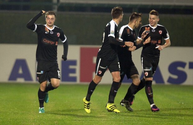 VIDEO+FOTO » Șapte goluri și 3 "roșii" în Astra - Dinamo » "Câinii" vor întâlni Steaua în semifinalele Cupei Ligii