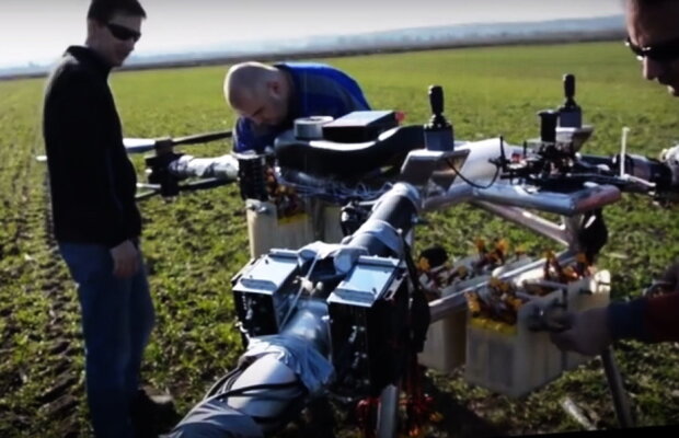 VIDEO & FOTO » Motocicleta zburătoare va apărea pe piaţă în 2017