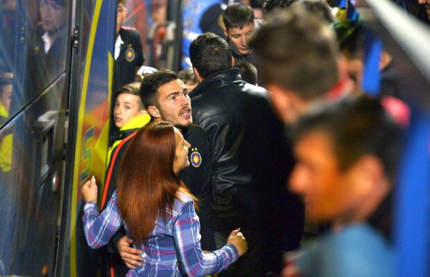 Suporterii i-au așteptat pe steliști după meci: "Penibililor!" » Un fotbalist luat la ochi: "Ți-ai bătut joc de echipa asta în ultimii doi ani!"