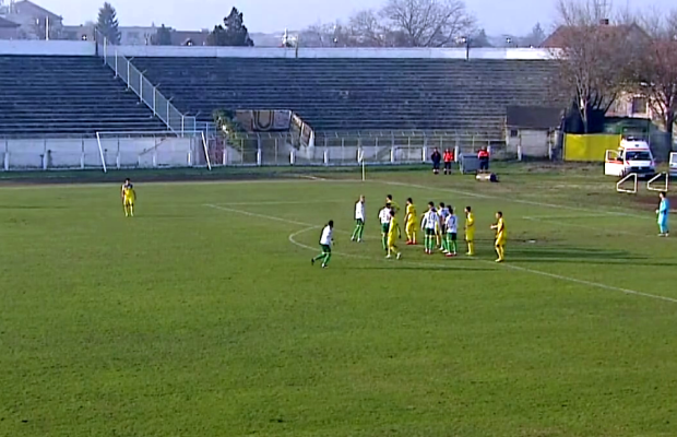 FOTO Imagini incredibile la un meci din Liga a 2-a » Tribunele stadionului au fost folosite pentru uscarea covoarelor