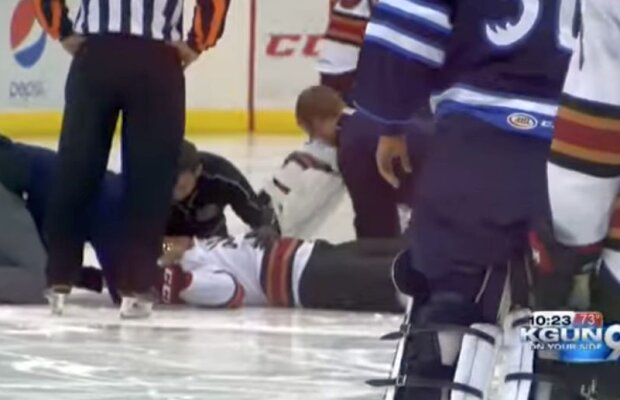 VIDEO - ȘOC! Un jucător de hochei s-a prăbușit pe gheață înaintea unui meci și este în stare gravă 