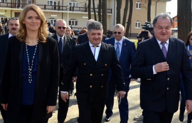 EXCLUSIV În timp ce Secureanu amenaja bucătăria spitalului cu o firmă de jocuri de noroc, 4 lideri politici se afișau cu el sau îl sprijineau cu bani! La mulți ani, România! 