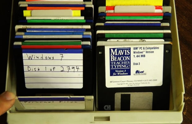 VIDEO » Cum a scăpat de un teanc de dischete: imagini spectaculoase