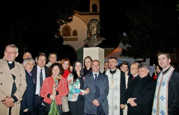 Secureanu și-a trecut numele pe statuia lui Eminescu de la Viena! Furnizorul numărul 1 al spitalului i-a plătit aniversarea fiului său