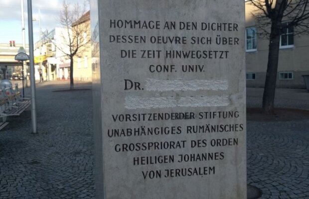 Fosta șefă a PSD Austria i-a răzuit, peste noapte, cu șpaclul, numele lui Secureanu de pe statuia lui Eminescu. Rămășițele sînt încă acolo!