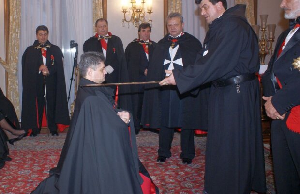 Secureanu s-a pus pe statuia lui Eminescu, i-a urat ”Crăciun fericit!” lui Seneca și vrea să cumpere apartamentul RAPPS în numele lui ”Constantin Brâncuși”!