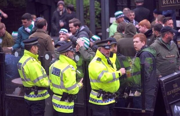 Incident inedit în Champions League! Un fan a lui Celtic a fost arestat după ce a aruncat cu un hamburger  într-un cal al poliţiei