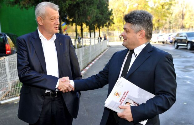 #mergemdupasistem Juniorul Mircea Oprescu stăpînește afacerile de la spitalele Malaxa și Sf. Maria! Secureanu: ”Iar a venit băiatul cu pantaloni roz la mine pentru contracte!”