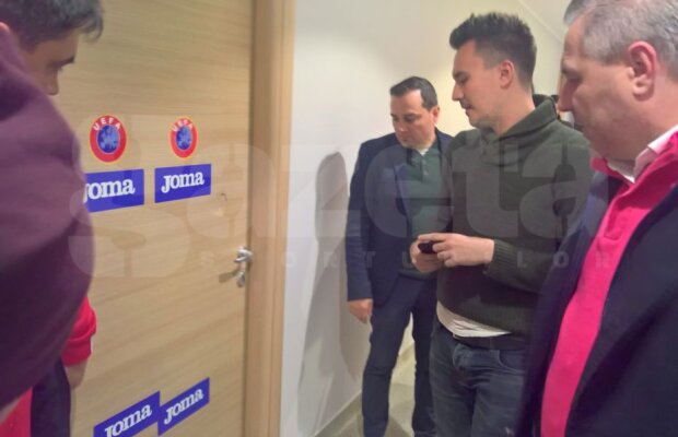 GALERIE FOTO Croșeu în ușa vestiarului! Imaginile dezolante din cabina steliștilor după eșecul cu Astra. Șumudică a venit în inspecție