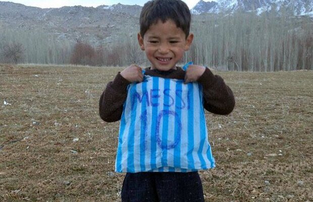 VIDEO+FOTO Întâlnirea mult așteptată a avut loc! Messi și copilul afgan în vârstă de 6 ani s-au văzut pentru prima dată