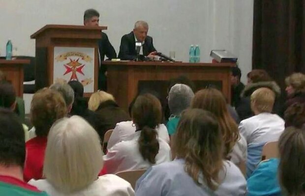 După scena lui Ridzi, apare pupitrul lui Secureanu! ”Șefa auditului din Primărie l-a învățat pe Secureanu cum să iasă bine cînd l-a prins cu un pupitru de 80.000 de lei!”