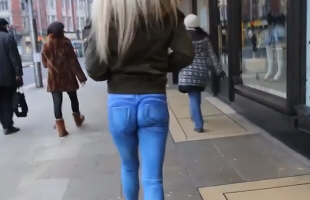 VIDEO O tipă s-a plimbat fără pantaloni pe ea prin Londra și aproape nimeni nu a observat » Cum a fost posibil