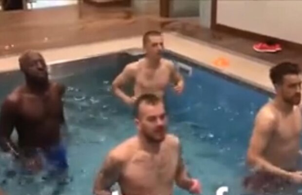 VIDEO "Rechinii" Alibec și Gnohere » Jucătorii Stelei trag tare în cantonament! Ce îi pune Reghe să facă