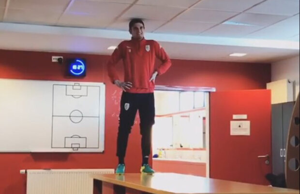 VIDEO & FOTO L-au pus să cânte pe masă! Prezentare inedită pentru Răzvan Marin la Standard