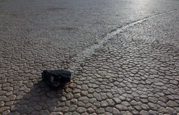 Misterul pietrelor mișcătoare din Valea Morții