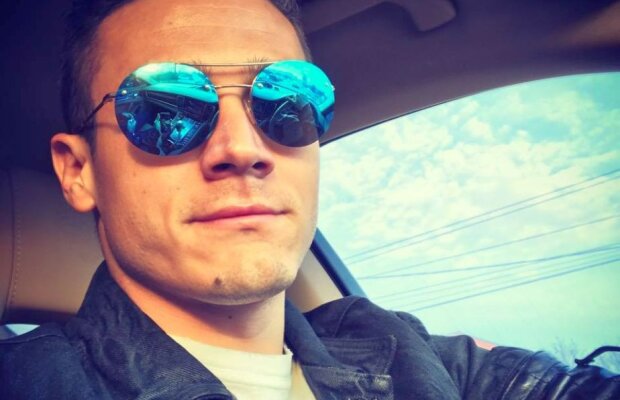 FOTO Torje, aproape să fie prins în ofsaid la volan! Ce se reflecta în ochelarii de soare ai fotbalistului: "Ce are în mânuță domnița din dreapta?" :)