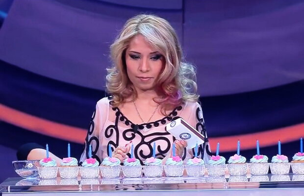 O femeie fără mâini a aprins 11 lumânări cu chibrituri diferite în numai un minut