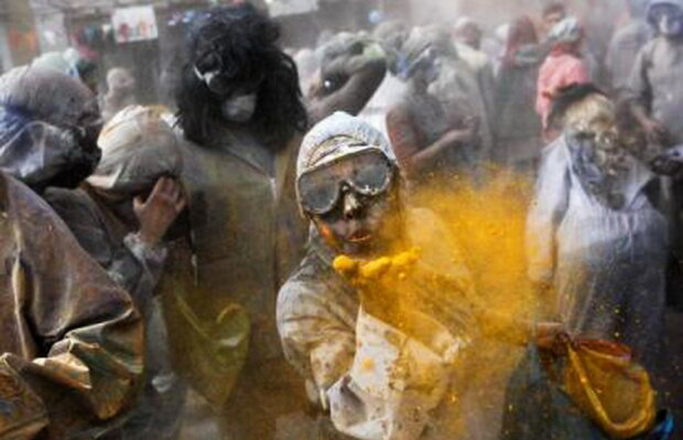 Locuitorii din Galaxidi s-au bătut cu făină colorată