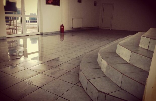 GALERIE FOTO + VIDEO Imagini horror de la stadionul pe care România învingea Olanda și remiza cu Franța » Apa e până la glezne, iar pereții stau să cadă! Detalii despre disputa dintre oficialitățile locale