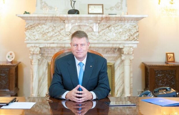 Președintele Iohannis l-a decorat pe Emerich Ienei: "Pentru contribuția sa la obținerea unora dintre cele mai memorabile rezultate ale fotbalului românesc"