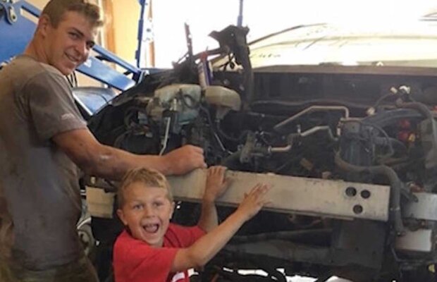 Erou la 8 ani » Și-a salvat singur tatăl de sub o mașină căzută peste el!