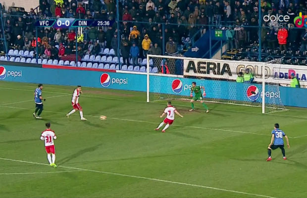 FOTO Fază de cascadorii râsului în apărarea lui Dinamo! Filip și Nedelcearu, la un pas de un autogol antologic 