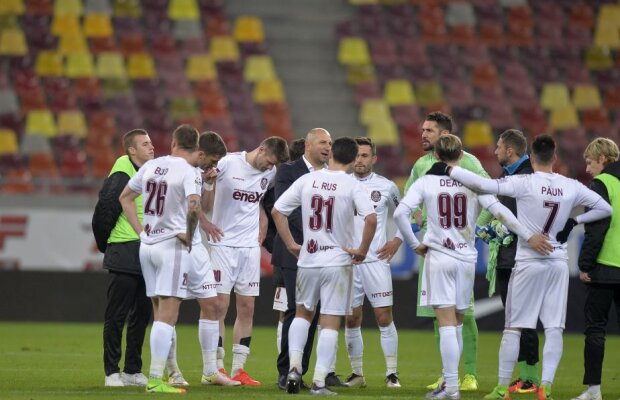 Apariţie surpriză în cantonamentul lui CFR Cluj înaintea meciului cu Steaua: "Am rămas mască, jucătorii stăteau ca mieluşeii"
