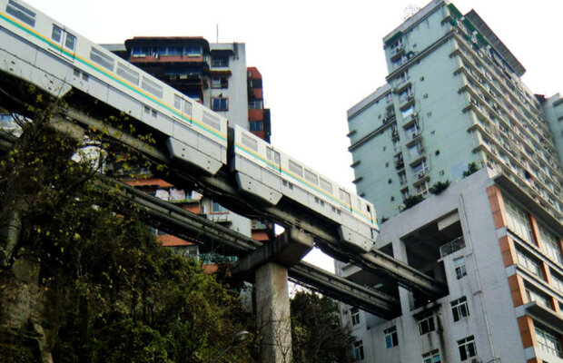 VIDEO&FOTO Fabulos! Metroul care trece printr-un bloc de locuințe