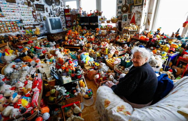 VIDEO » O bătrână de 86 de ani are peste 20.000 de păpuși