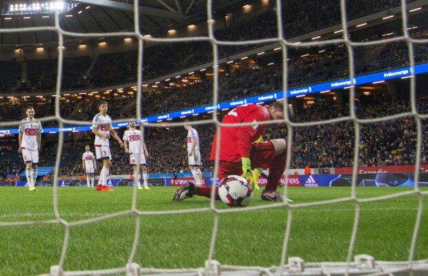 VIDEO Concurent la gafa anului » Un portar "a comis-o" în timpul preliminariilor pentru Mondial