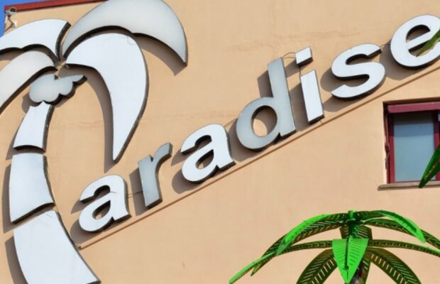 Sponsorizate de un bordel: o echipă de fotbal feminin a șocat cu echipamentul de joc