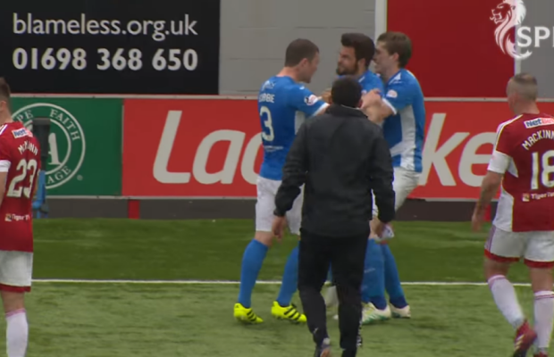 VIDEO Scăpați de sub control! Doi coechipieri au fost eliminați după ce s-au luat la bătaie, într-un meci din prima ligă scoțiană