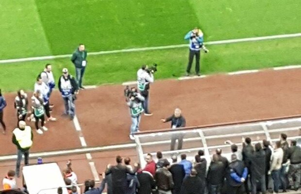 FOTO L-au luat în primire încă de la "cabine" »  Șumudică a avut viață grea cu suporterii FCSB-ului