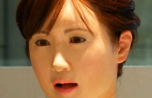 VIDEO Un chinez s-a însurat cu un robot construit de el