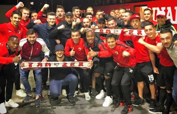 VIDEO+FOTO Cum au sărbătorit dinamoviștii victoria cu Astra, 2-1 » Imagini unice din vestiar, scandări în autocar și poze cu galeria