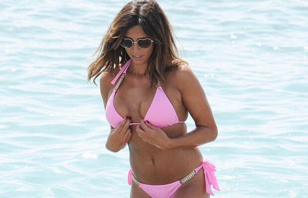 GALERIE FOTO Atenţie, celebritate sexy la plajă. Cei sensibili nu au voie să privească!