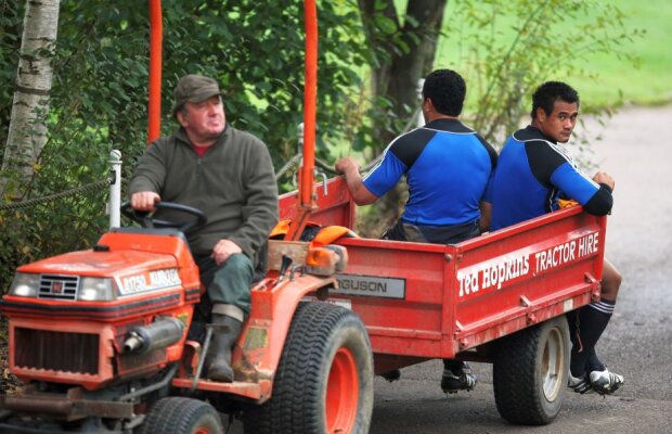 Decizie bizară luată de Înalta Curte » Tractoarele pot fi conduse pe drumurile publice din România fără permis!