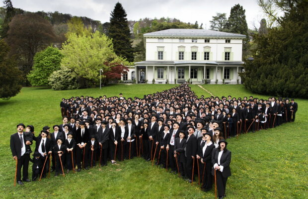 VIDEO 662 de persoane costumate în Charlie Chaplin au stabilit un record