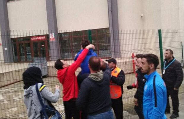 Scandal imens în Turcia! Jucătorii au sărit la bătaie și au lovit doi reporteri!