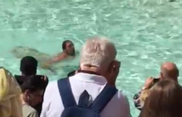 FOTO & VIDEO Cel mai nebun gest făcut la Fontana di Trevi din Roma!