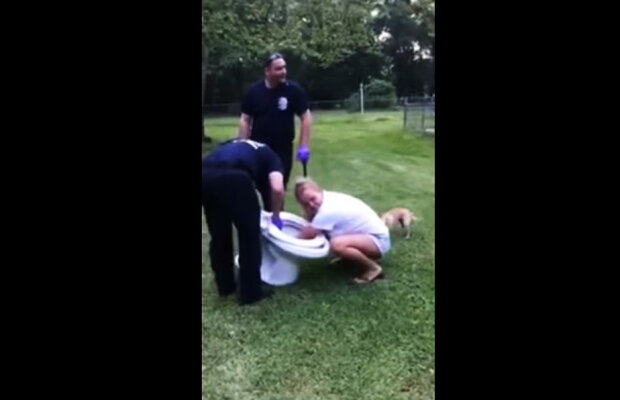 VIDEO Acestea sunt imaginile zilei. Poliţia a intervenit să o scoată din toaletă!