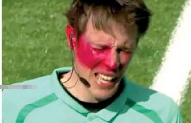 VIDEO A intrat pe teren și l-a atacat pe arbitru cu un spray de graffiti