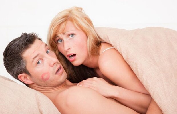 FOTO Și-a prins iubita în pat cu alt bărbat, așa că a făcut o ședință foto incendiară!