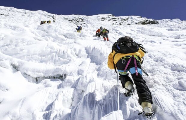 Dincolo de tragedia din Retezat. 6 întrebări frontale pentru MTS: "Ce schimbați în lege? De ce o ascensiune interzisă în Argentina e premiată în România? De ce promovați copiii care urcă peste 4000m?"