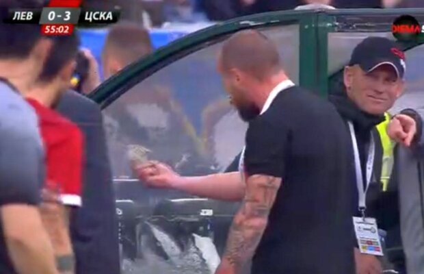 FOTO Nebunie la Sofia în derbyul Levski - ȚSKA! Thomas Neubert s-a prăbușit pe pistă, lovit de petarde și pietre! Alți doi antrenori de la ȚSKA răniți