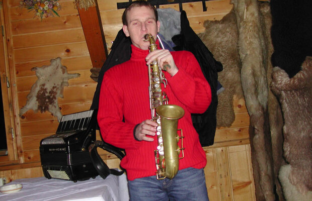 Perle din arhiva foto GSP »  Omul-orchestră » Îl mai recunoști? Acum e unul din veteranii Ligii 1, dar în tinerețe își încerca talentul la saxofon