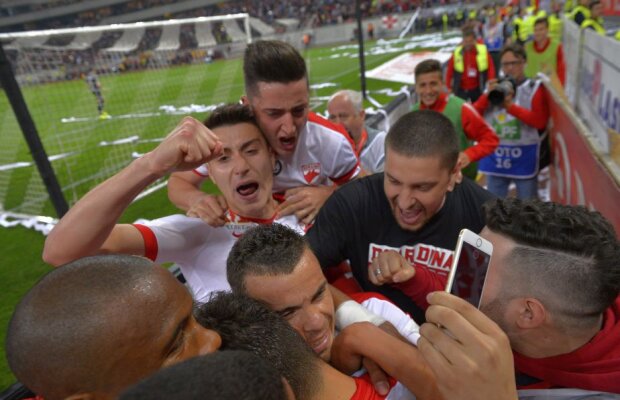 FOTO Sfârâie ceafa la Săftica » Un dinamovist "a scăpat" o poză pe net de la festinul "câinilor" :)