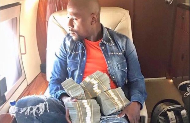 Mayweather a mai dat un tun la pariuri! S-a pozat în avion cu câștigurile