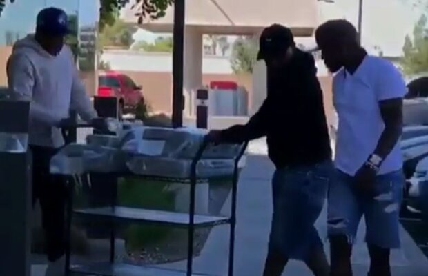 VIDEO Cea mai nouă aroganță marca Floyd Mayweather! Și-a pus apropiații să-i care banii cu o masă mobilă 