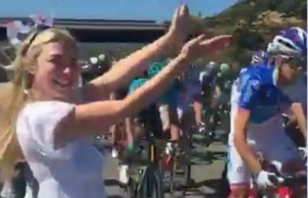 VIDEO+FOTO Totul pentru un live sexy: un fotomodel a fost la un pas să fie acroșat de cicliștii din Il Giro! 